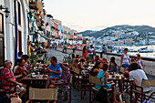 Menschen sitzen in der Bar Tripoli, Stadt Ponza, Insel Ponza, Pontinische Inseln, Latium, Italien, Europa