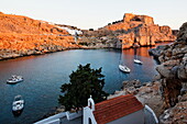 Agios Pavlos Bucht und Akropolis, Lindos, Rhodos, Dodekanes, Griechenland, Europe