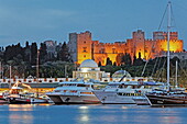 Mandraki harbour and the palace of the Grand master in the evening, Rhodes town, Rhodes, Dodecanese Islands, Greece, Europe