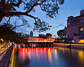 Anderson Brücke mit Beleuchtung, Fullerton Hotel, Marina Bay, Fluss Singapur, Singapur