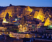 Stadtansicht von Göreme bei Nacht, Nationalpark Göreme, UNESCO Weltnaturerbe, Kappadokien, Anatolien, Türkei