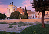 Kirche Santa Maria in Aracoeli und Denkmal Monumento Vittorio Emanuele II in der Dämmerung, Rom, Lazio, Italien