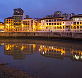 Häuser spiegeln sich im Fluss Ibaizabal, Bilbao, Bizkaia, Baskenland, Spanien