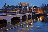 Magere Brug über die Amstel in der Abenddämmerung, Amsterdam, Nordholland, Niederlande