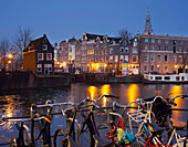 Fahrräder am Oudeschans, Café De Sluyswacht im Hintergrund, Amsterdam, Nordholland, Niederlande