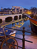 Magere Brug über die Amstel in der Abenddämmerung, Amsterdam, Nordholland, Niederlande