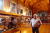 Francis Watson-Armstrong Besitzer von Bamburgh Castle in der Ausstellung des Schlosses in der Kings Hall, Bamburgh, Northumberland, England, Grossbritannien, Europa
