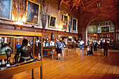 Besucher in der Ausstellung des Schlosses, Kings Hall, Bamburgh Castle, Bamburgh, Northumberland, England, Grossbritannien, Europa