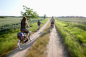 Familie fährt Fahrrad, Haus Strauss, Bauernkate in Klein Thurow, Roggendorf, Mecklenburg-Vorpommern, Deutschland