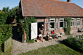 Familie im Garten, Haus Strauss, Bauernkate in Klein Thurow, Roggendorf, Mecklenburg-Vorpommern, Deutschland