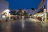 Menschen auf der Straße im Stadtzentrum am Abend, Albufeira, Algarve, Portugal, Europa