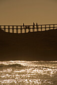 Menschen auf Holzsteg an der Praia de Bordeira, Westküste der Algarve, Costa Vicentina, Algarve, Portugal, Europa