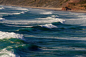 Wellen rollen zum Strand am Atlantik an der Praia de Bordeira, Westküste der Algarve, Costa Vicentina, Algarve, Portugal, Europa
