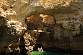 Boot mit Touristen vor Felsformation, Ponta da Piedade, bei Lagos, Algarve, Portugal, Europa