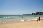 Bucht zwischen Klippen mit Menschen am Strand, Cabo de Sao Vicente, Atlantik, Algarve, Portugal, Europa
