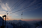 Skilift vor einem schönen Bergpanorama am Abend, Hahnenkamm, Tirol, Österreich, Europa