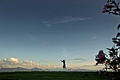 Junger Mann balanciert über eine Longline, Auerberg, Bayern, Deutschland, Europa