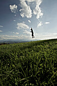 Junger Mann balanciert über eine Longline, Auerberg, Bayern, Deutschland, Europa