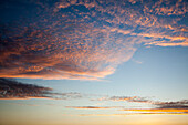Dramatisch angeleuchtete Wolken bei Sonnenuntergang, Blick von an Bord Kreuzfahrtschiff MS Deutschland (Reederei Peter Deilmann) während einer Südamerika-Kreuzfahrt, Südpazifischer Ozean Südpazifik, nahe Chile, Südamerika