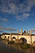 Blick auf die Puente de Piedra über dem Fluss Ebro und Basilica de Nuestra Senora del Pilar, Saragossa, Aragon, Aragonien, Nordspanien, Spanien, Europa