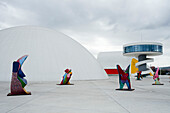 Skulpturen von Cristobal Gabarron, Centro Cultural Internacional Oscar Niemeyer, Internationales Kulturzentrum, Architekt Oskar Niemeyer, Aviles, Provinz Asturias, Principado de Asturias, Asturien, Nordspanien, Spanien, Europa
