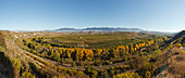 Eisenbahnlinie entlang des Rio Ebro, Fluss, Weinberge, bei Haro, Herbst, La Rioja, Nordspanien, Spanien, Europa