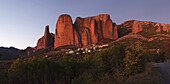 Los Mallos de Riglos, Felsformationen, Berge, Dorf Riglos, Provinz Huesca, Aragonien, Aragon, Nordspanien, Spanien, Europa