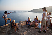Touristen auf dem Gipfel der Insel Gemiler im Golf von Fethiye, lykische Küste, Mittelmeer, Türkei