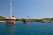 Touristenboote in der Bucht vor der antiken Stadt Phaselis, lykische Küste, Lykien, Mittelmeer, Antalya, Türkei, Kleinasien