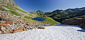 Radsee und Schneefeld im Sonnenlicht, Bieltal, Vallüla, Tirol, Österreich, Europa