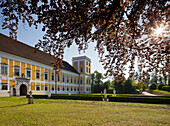 Schloss Tillysburg mit Park im Sonnenlicht, St. Florian, Oberösterreich, Österreich, Europa