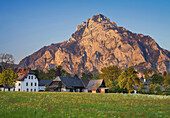 Bauernhäuser in der Abenddämmerung, Traunstein, Oberösterreich, Österreich, Europa