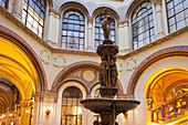 Donaunixenbrunnen im sechseckigen Innenhof des Palais Ferstel, 1. Bezirk, Innere Stadt, Wien, Österreich, Europa