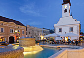 Brunnen auf einem Platz am Abend, Gmünd, Waldviertel, Niederösterreich, Österreich, Europa