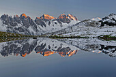 Kalkkögel spiegelt sich im Salfains See, Stubaier Alpen, Tirol, Österreich