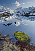 Spiegelung der Berge in einem See, Namenlose See, Aperer Pfaff, Schaufelspitze, Stubaier Wildspitze, Mutterbergalm, Stubaier Alpen, Tirol, Österreich