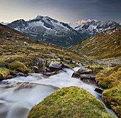 Berglandschaft mit Bach, Lapenkarbach, Lapenkar, Friesenbergalm, Großer Greiner, Großer Möseler, Zillertaler Alpen, Tirol, Österreich