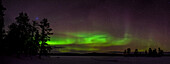 Polarlicht, Aurora Borealis am See Nangujärvi bei Nacht, Lappland, Finnland, Europa