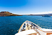 Die Insel Sombrero Chino (links) und die Isla Santiago, Ausblick von einem Schiff, Galapagos Inseln, Ecuador, Südamerika