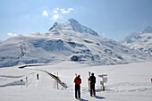 Menschen am Stausee auf der Bieler Höhe an der Silvretta, Montafon, Vorarlberg, Österreich, Europa