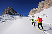 Junge Frau und junger Mann steigen auf Skitour zum Corno d'Angolo auf, Corno d'Angolo, Cortina, Venetien, Dolomiten, Italien, Europa
