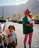 Frau mit Kindern auf der Hauptstrasse von Portela, Cha das Caldeiras, Insel Fogo, Ilhas do Sotavento, Republic Kap Verde, Afrika