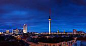 Berlin am Abend, Blick über Berlin Mitte Richtung Fernsehturm, Berlin Mitte, Berlin, Deutschland