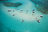 Luftaufnahme von Ausflugsbooten sowie badenden und mit Rochen schnorchelnden Menschen im kristallklaren Wasser an der Stingray City Sandbank, Grand Cayman, Kaimaninseln (Cayman-Inseln), Karibik