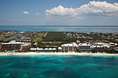 Luftaufnahme von Hotels am Strand, George Town, Grand Cayman, Kaimaninseln (Cayman-Inseln), Karibik