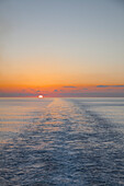 Sonnenuntergang und Welle hinterm Kiel von Kreuzfahrtschiff MS Deutschland (Reederei Peter Deilmann), nahe Kaimaninseln (Cayman-Inseln), Karibik