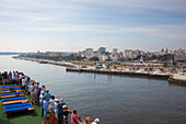 Gäste stehen an Deck von Kreuzfahrtschiff MS Deutschland (Reederei Peter Deilmann) und genießen die Einfahrt in den Hafen, Havanna, Havana, Kuba, Karibik