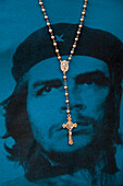 Ein Kreuz hängt an einer Kette vom Hals von einem Mann mit Che Guevara T-Shirt, Havanna, Havana, Kuba, Karibik