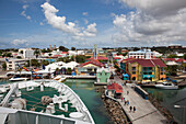 Bug von Kreuzfahrtschiff MS Deutschland (Reederei Peter Deilmann) an der Pier vor bunten Häusern, St. John, St. John, Antigua, Antigua und Barbuda, Karibik