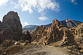 Wanderer vor Felsformation, Los Roques, Teide Nationalpark, Teneriffa, Kanarische Inseln, Spanien, Europa